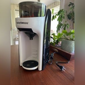 Baby Brezza Formula Pro (with bottle of descaler)